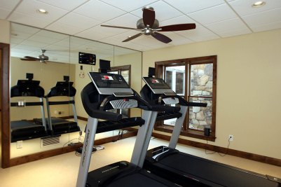 17-Workout room with mirrors